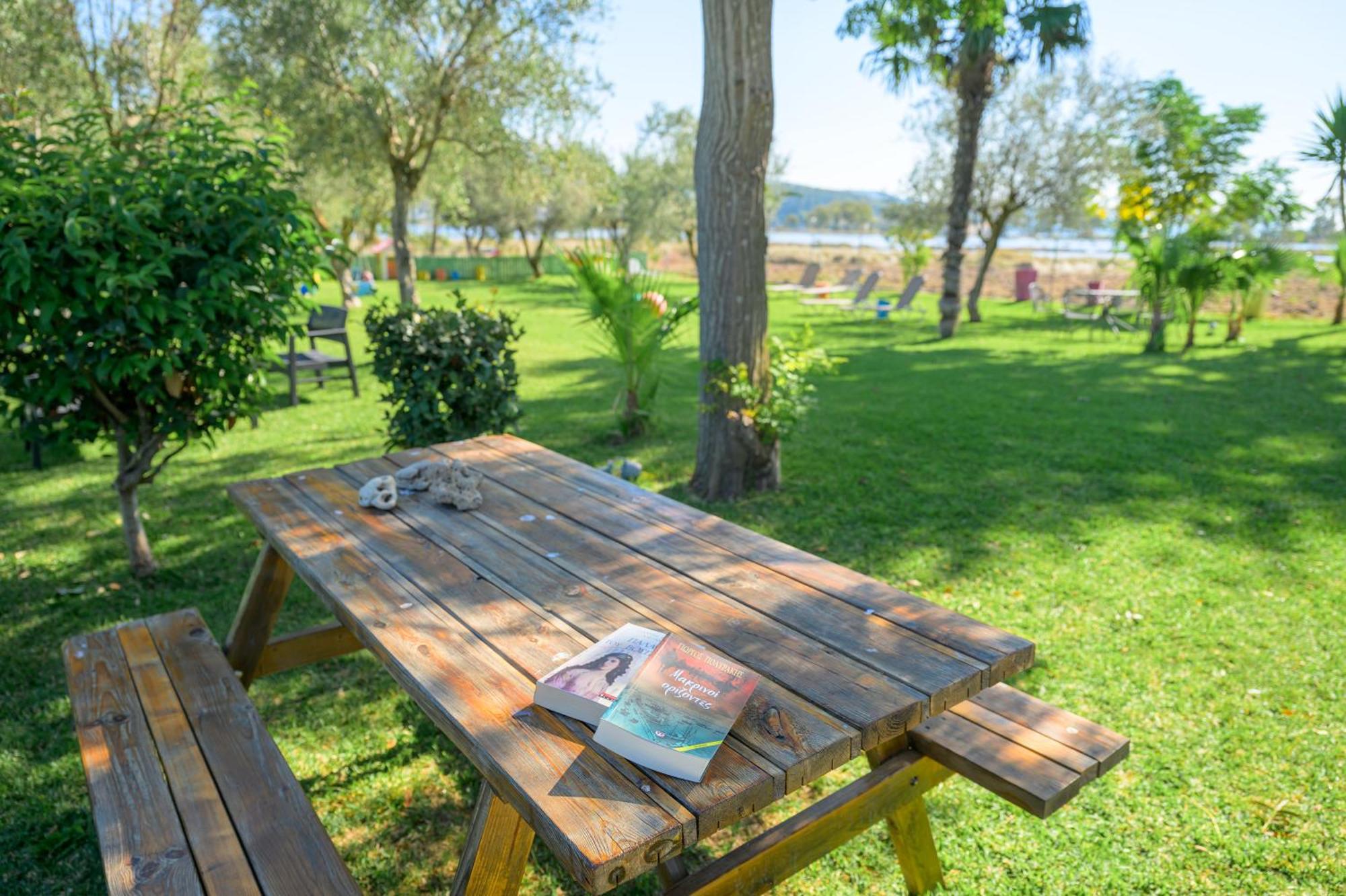 Bikini Apartments Kariótai Екстериор снимка