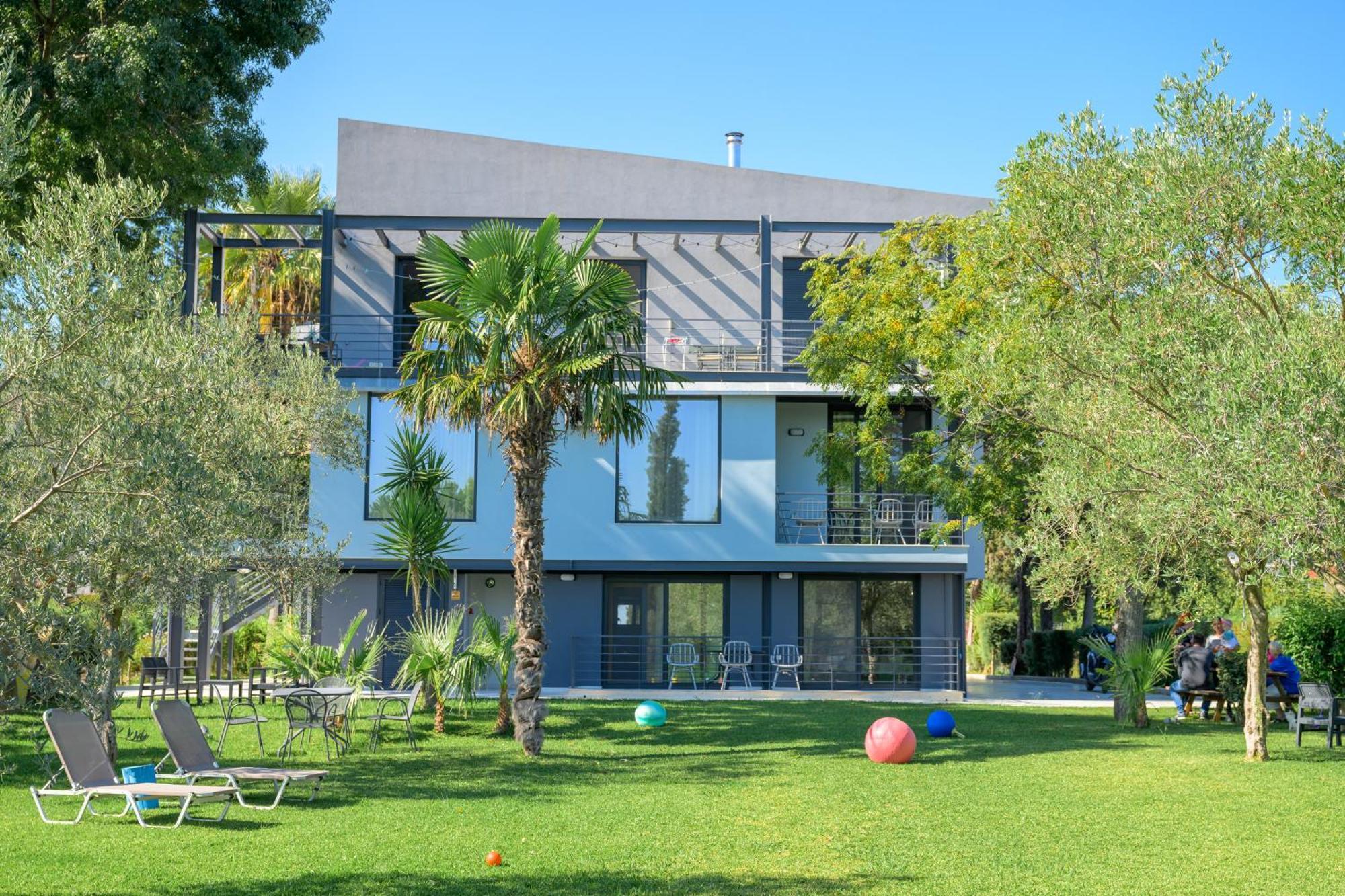 Bikini Apartments Kariótai Екстериор снимка