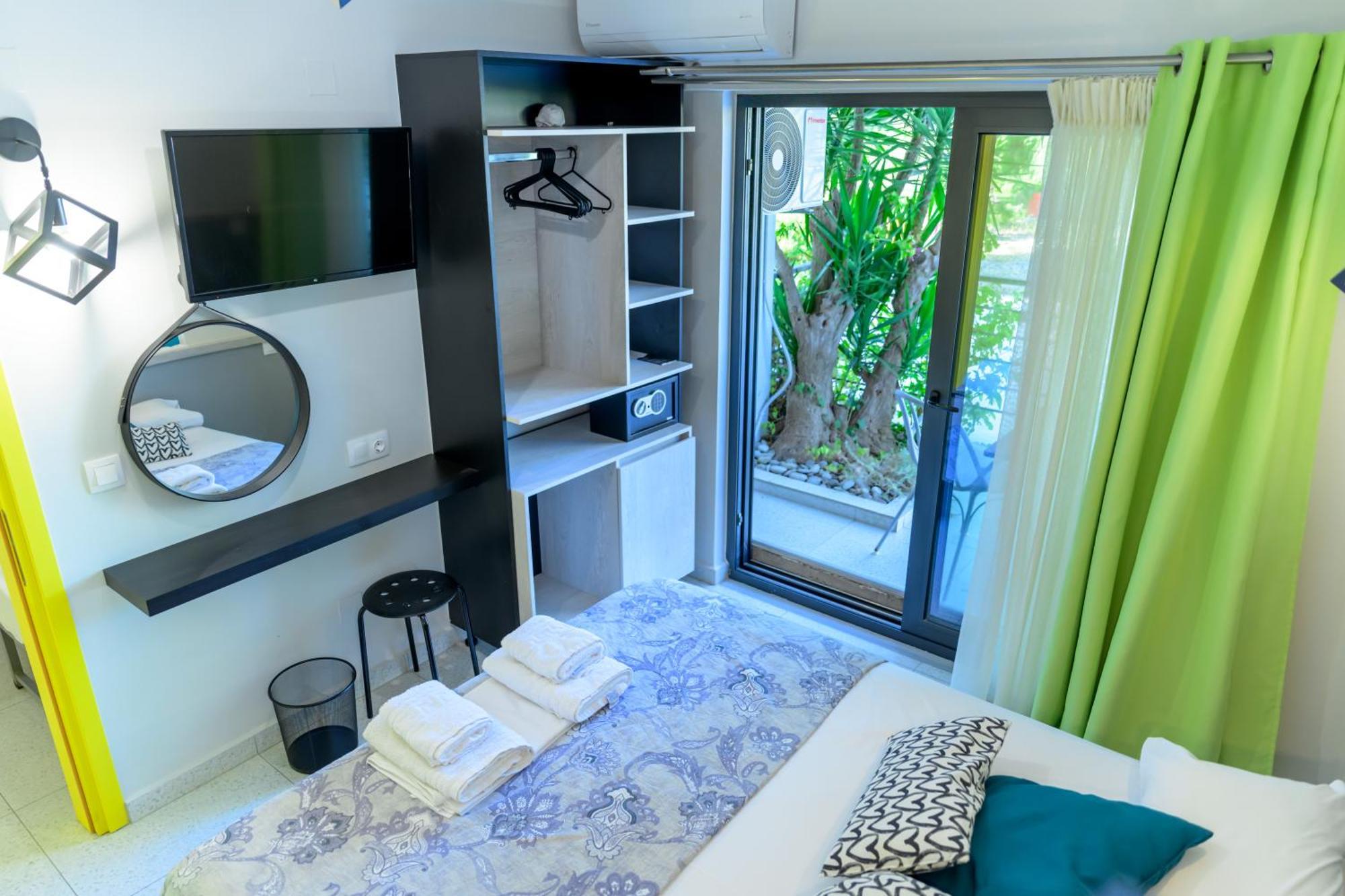 Bikini Apartments Kariótai Екстериор снимка