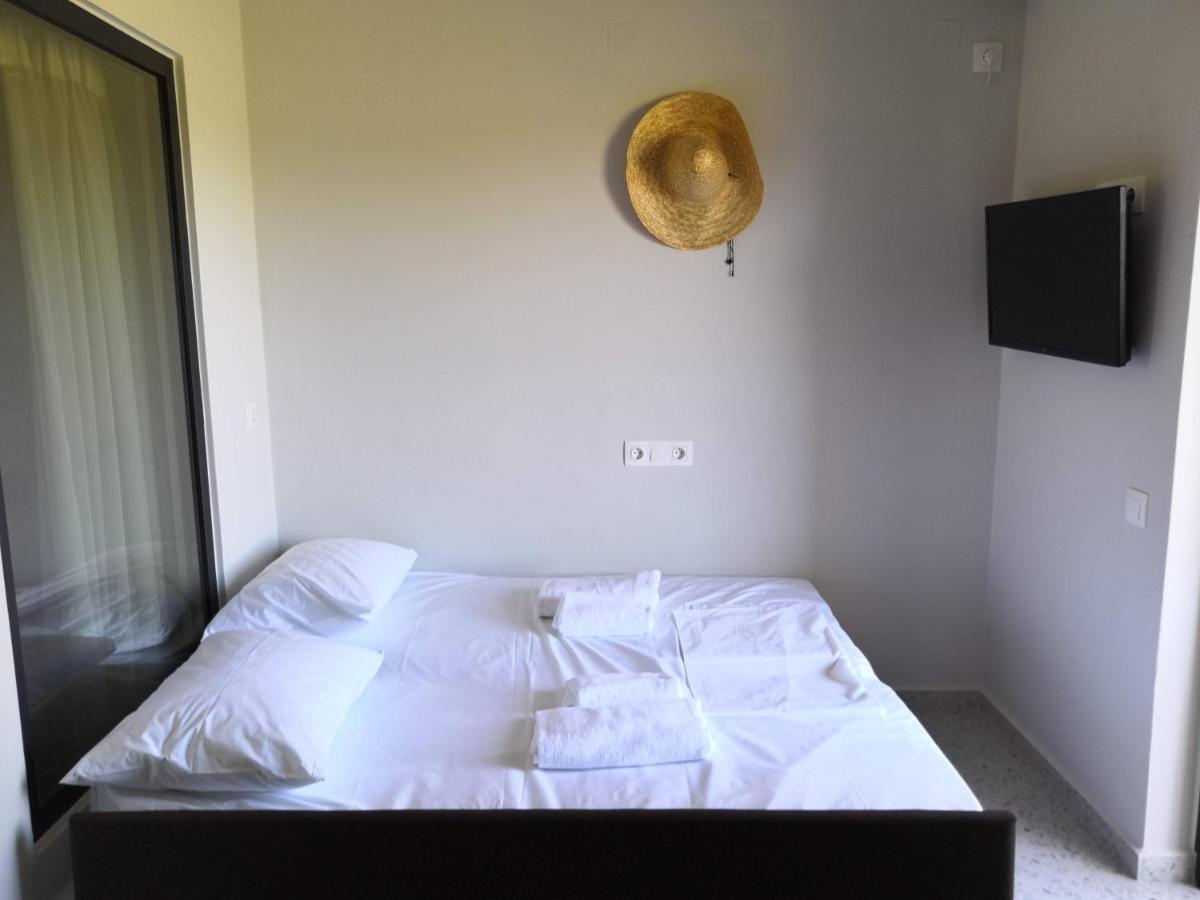 Bikini Apartments Kariótai Екстериор снимка